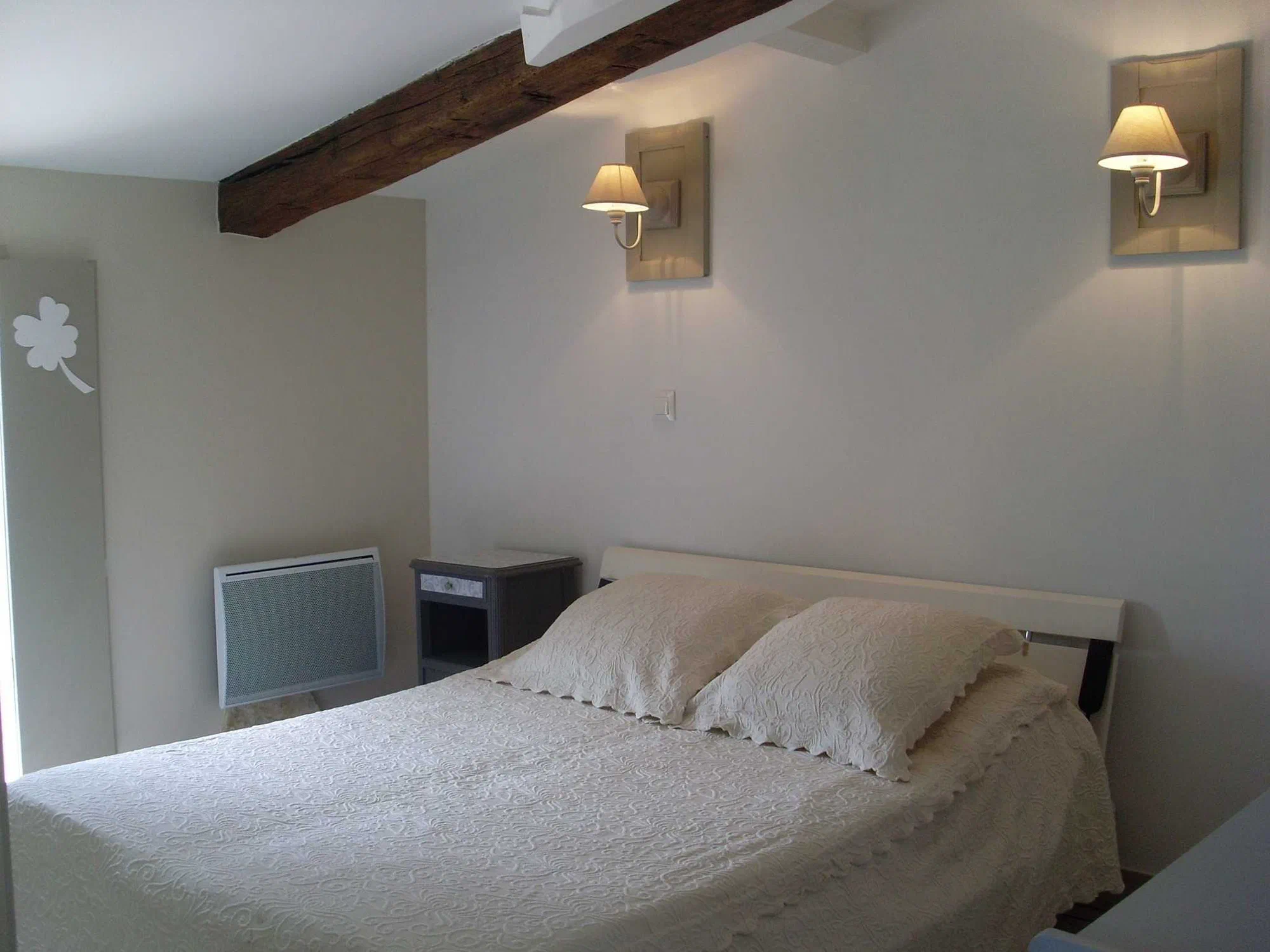 La première chambre, avec un lit double et une poutre apparente