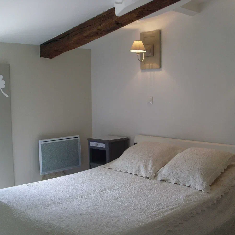 La première chambre, avec un lit double et une poutre apparente
