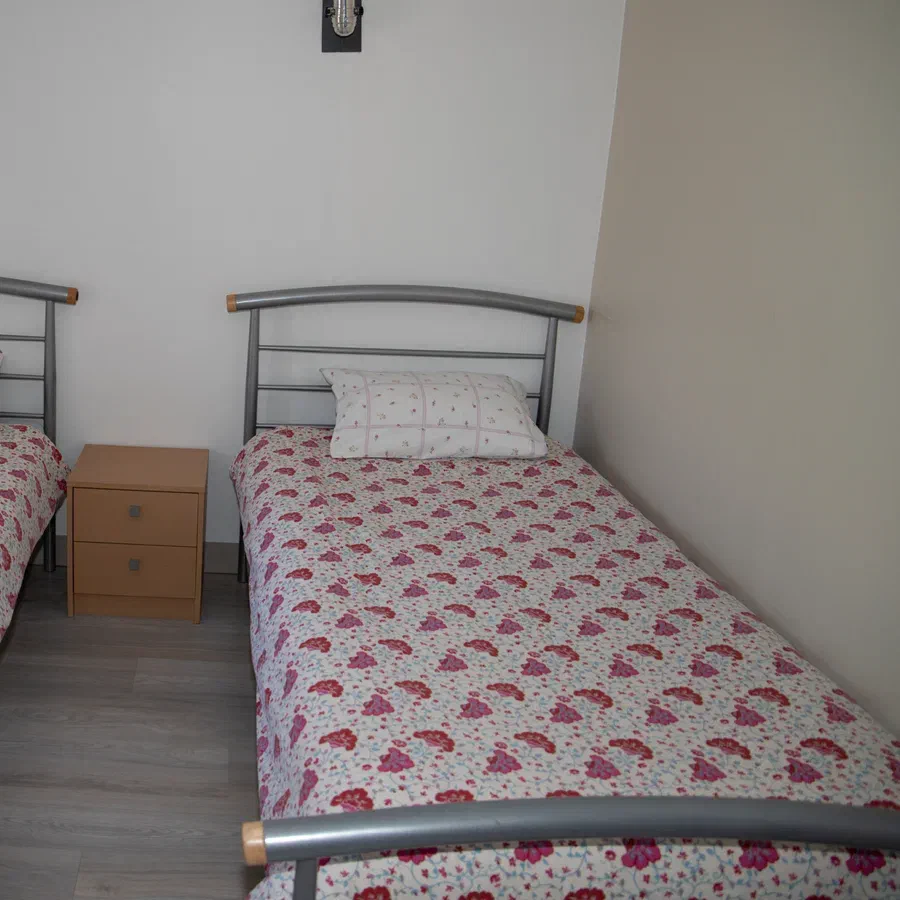 La chambre 2, avec deux lits simples séparés par une table de chevet