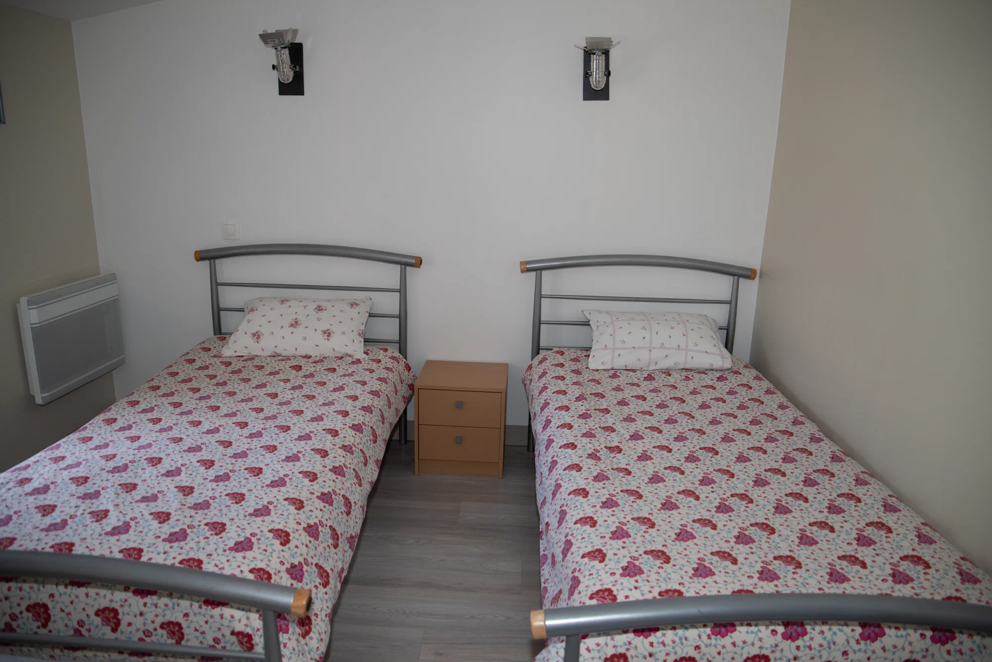La chambre 2, avec deux lits simples séparés par une table de chevet