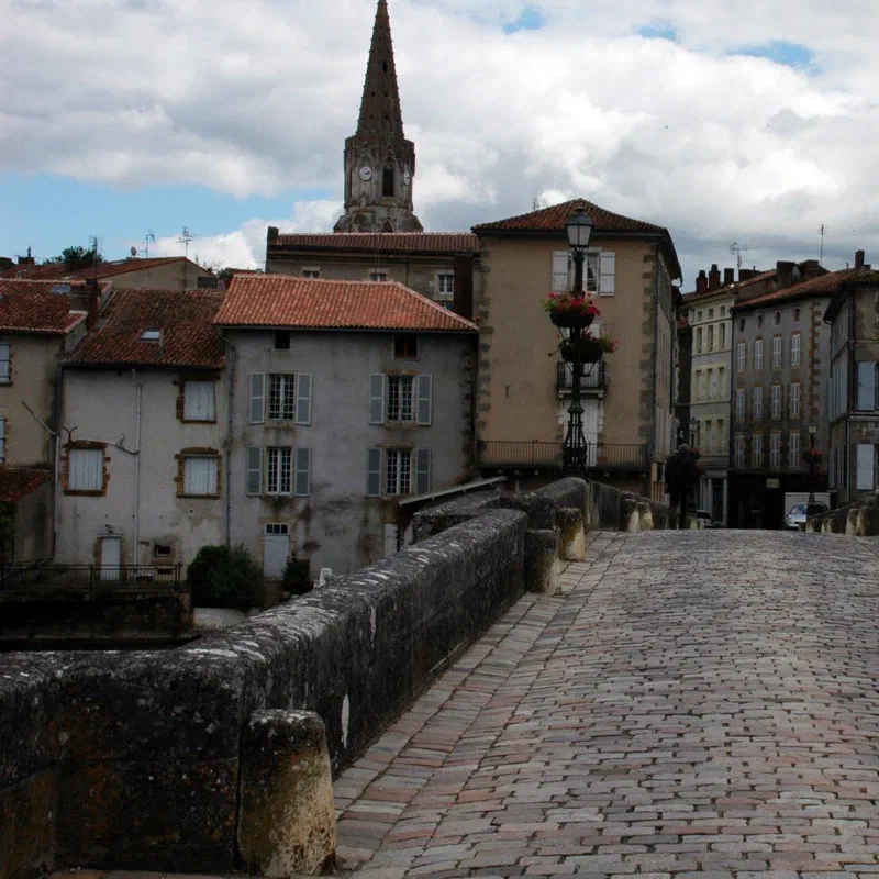 Le vieux pont pavé de Confolens et les façades de la vieille ville, dominées par un clocher