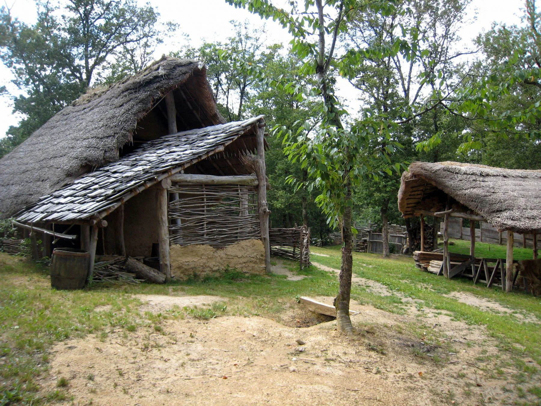 Les bâtiments de chaume et de torchis du village gaulois reconstitué de Coriobona, à Esse