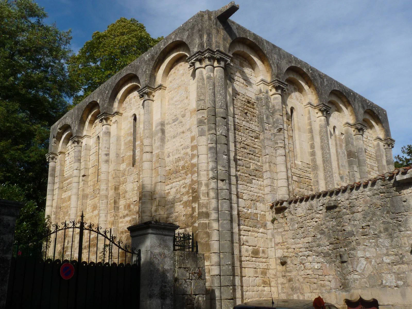 La salle du trésor de l'abbaye de Nanteuil-en-Vallée, bâtiment roman à arcatures aveugles et chapiteaux sculptés