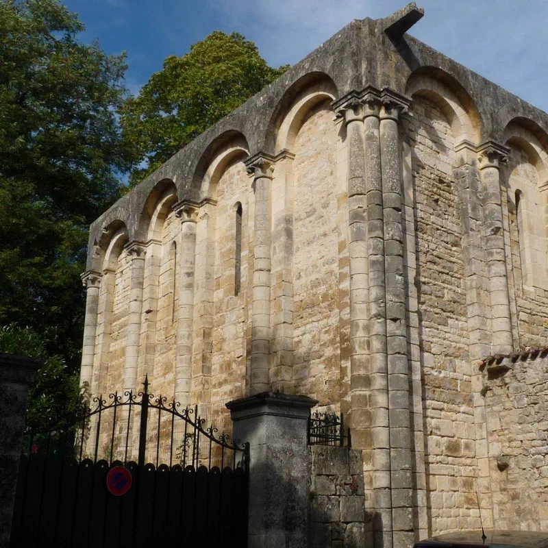 La salle du trésor de l'abbaye de Nanteuil-en-Vallée, bâtiment roman à arcatures aveugles et chapiteaux sculptés