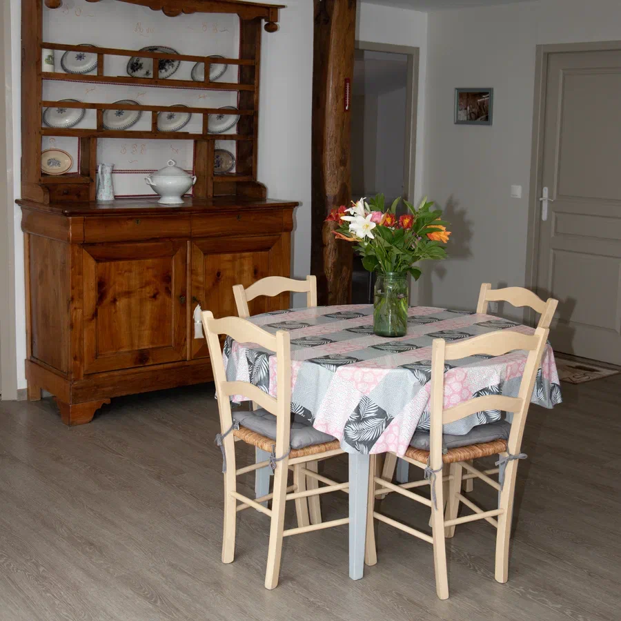 La salle à manger, avec son vaisselier ancien garni de faïences et sa table ronde