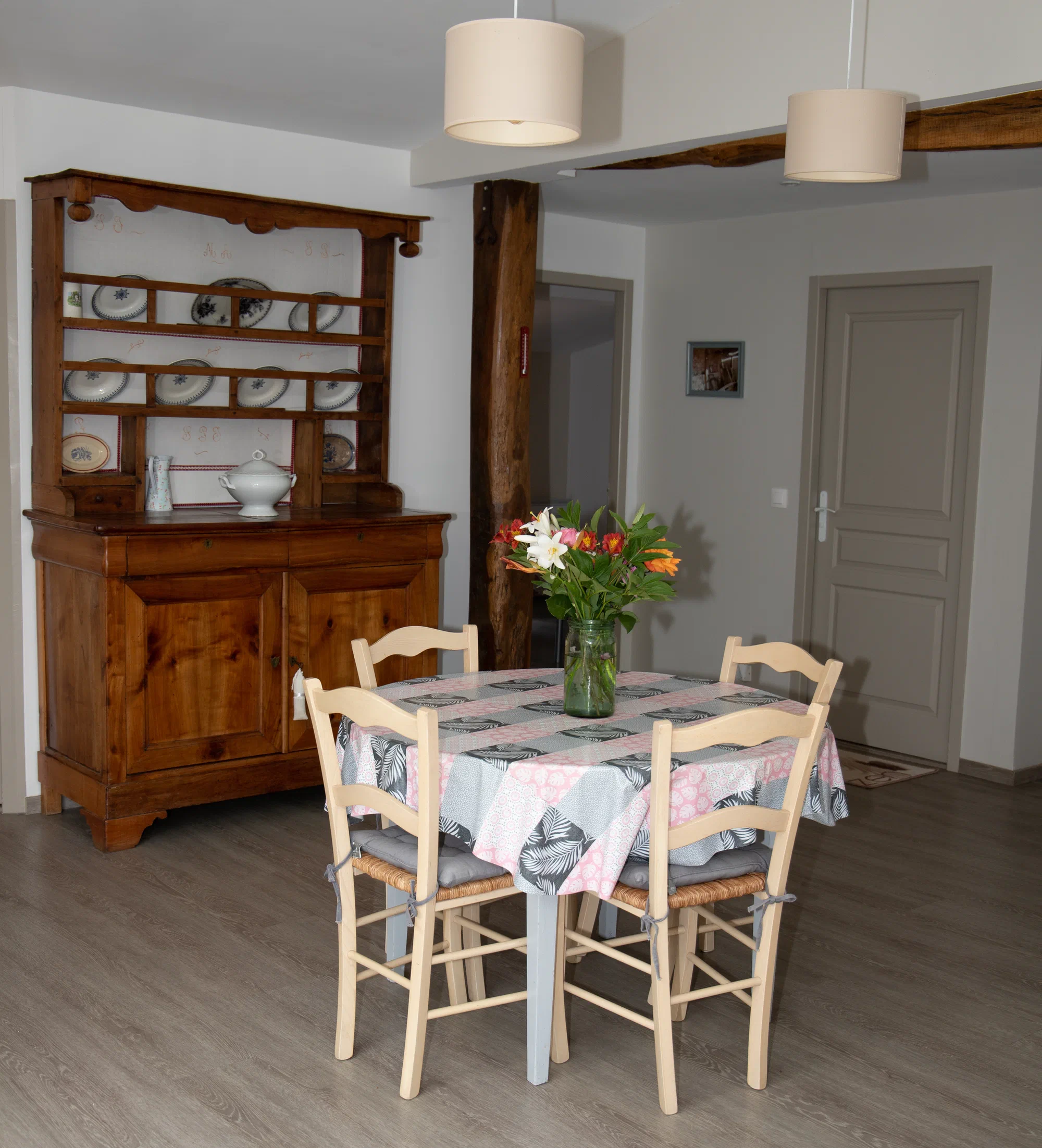 La salle à manger, avec son vaisselier ancien garni de faïences et sa table ronde