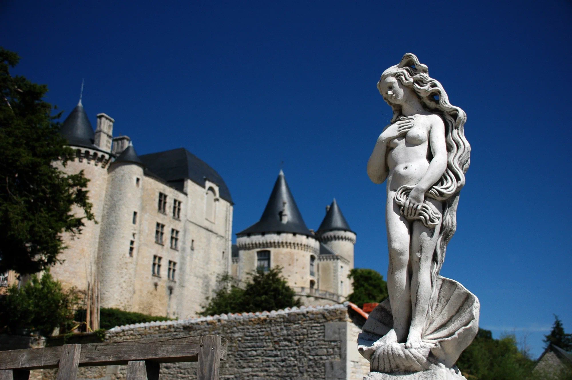 Le château de Verteuil-sur-Charente, ses tours coiffées d'ardoise, vu depuis le village